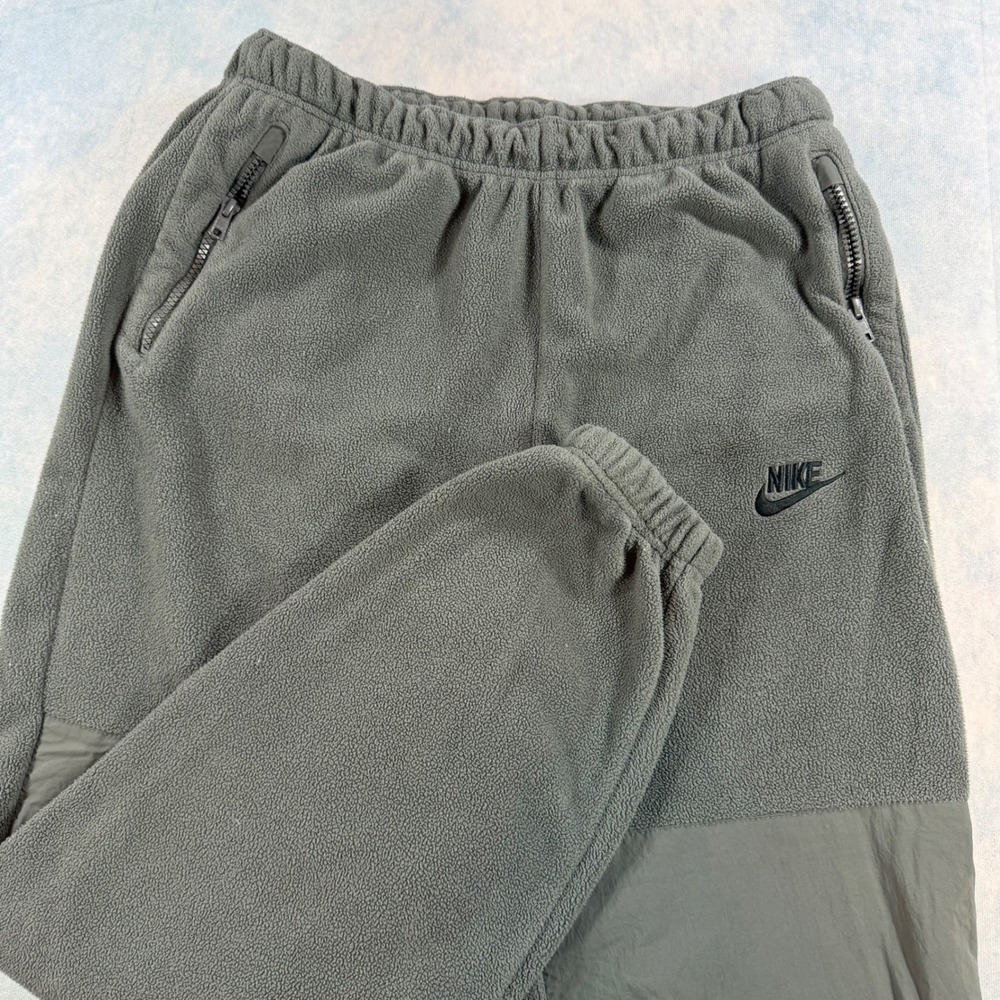 Nike Club Polar Fleece Joggers Mens Medium Gray FB8384-068 Nylon Knee Overlays